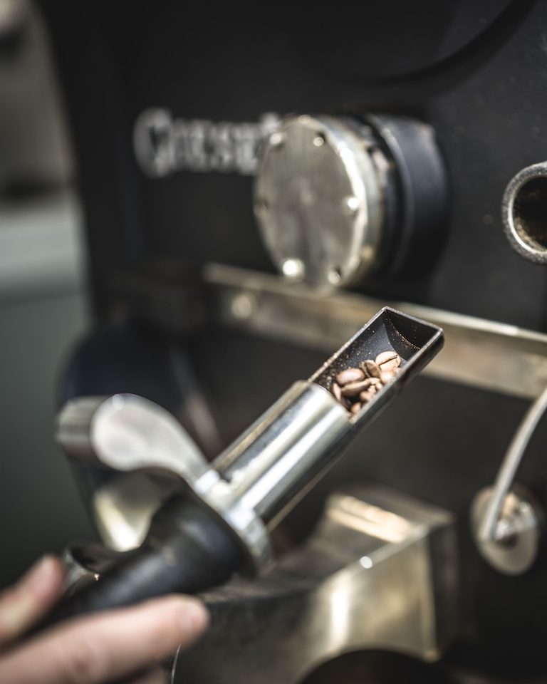 Kaffeeprobe wird dem Röster entnommen