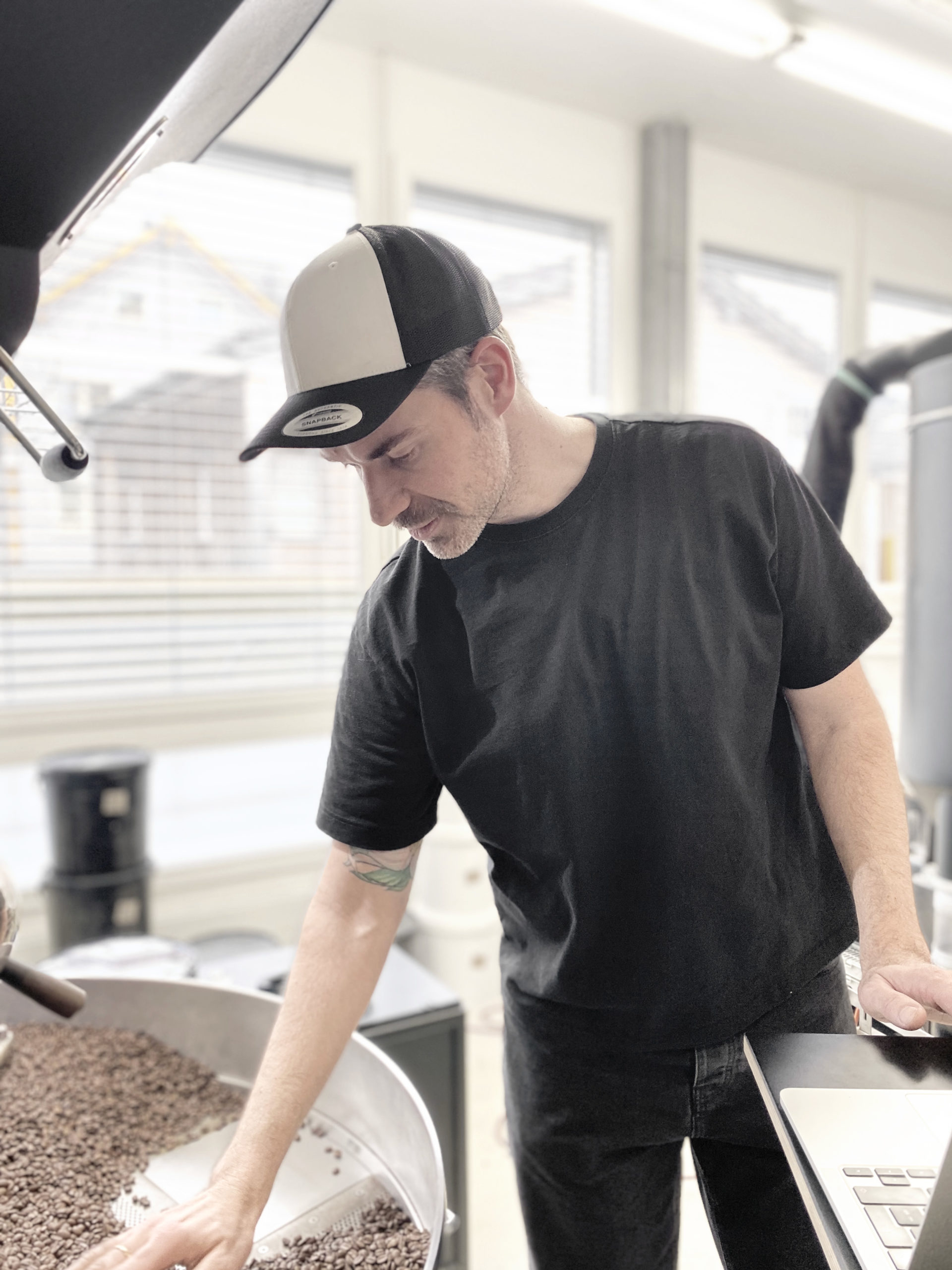 Christian De Miguel an der Röstmaschine